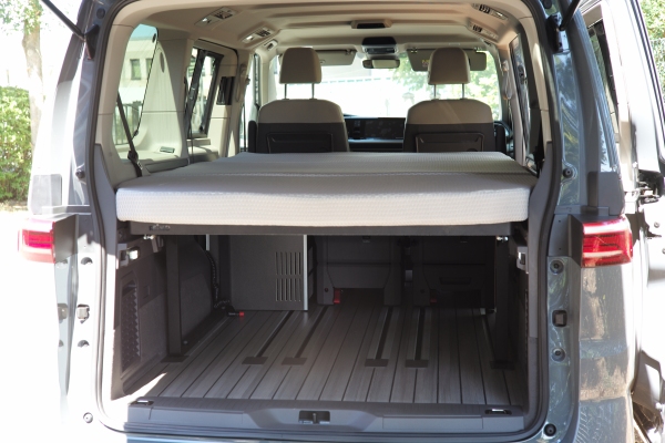 Reimo Komfortbett VW T7 FreeVan Bettsystem mit Lattenrost und Matratze
